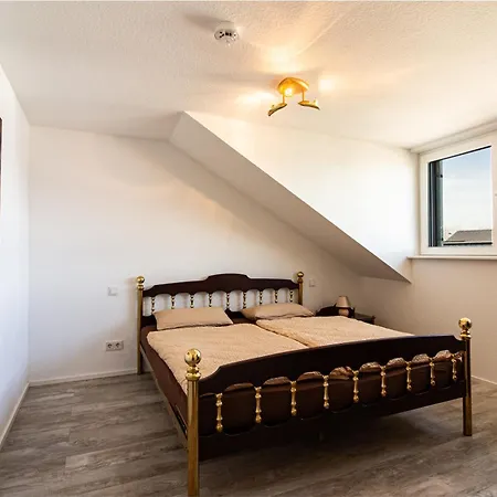 Helle Mit Stellplatz Apartman *