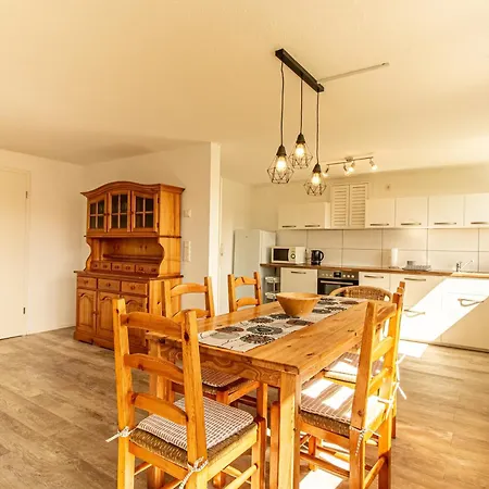 Helle Mit Stellplatz Apartman *
